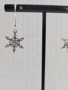Silver Snowflake Dangle Earrings Winter Christmas Holiday Charm Jewelry E161E